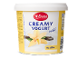 Milbona Creamy Yoghurt blaga vanilija, velika bela embalaža z vanilijevo orhidejo in vanilijevimi stroki.