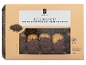 Škatla petit four piškotov s čokoladnim tartufom in mareličnim nadevom, posuti s čokoladnimi mrvicami.