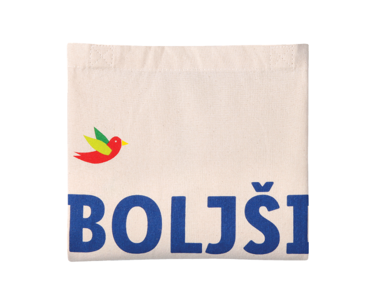 Bombažna platnena torba z barvito ptico in besedo „BOLJŠI“ v modri barvi.