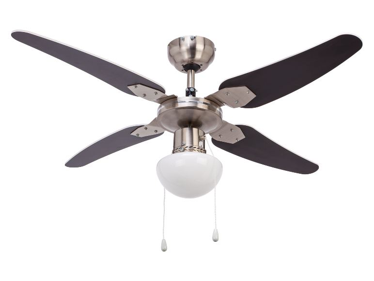 Stropni ventilator s petimi temnimi lopaticami in belo svetilko.