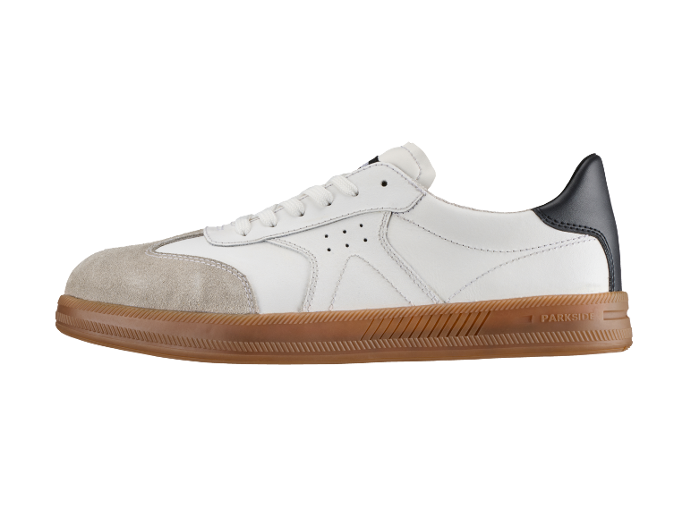 Beli usnjeni športni copati z rjavim gumijastim podplatom in sivim semišastim sprednjim delom.