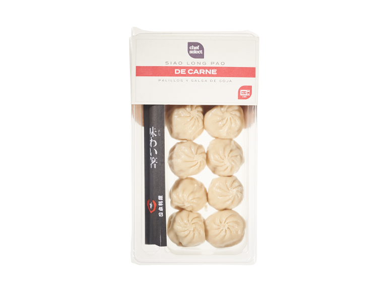 Paket mesnih xiao long bao z palčkami in sojino omako.