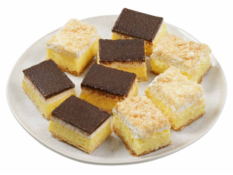 Kremne rezine s čokoladno in meringue prelivom na krožniku.