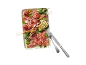 Antipasti pladenj z različnimi suhomesnatimi izdelki, žar zelenjavo, olivami in svežo baziliko.