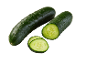 Sveže kumare, cele in narezane, z vodnimi kapljicami na črnem ozadju.