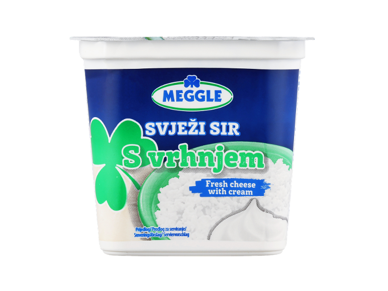 Lonček svežega sira s smetano, z zeleno deteljico in napisom „SVJEŽI SIR S vrhnjem“.