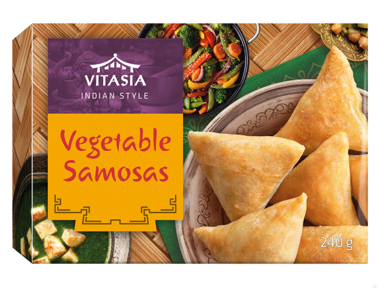 Indijske zelenjavne samose s skledo zelenjave in skledo omake.