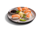 Krožnik s sušijem nigiri z lososom, sojino omako, vasabijem in ingverjem na črnem ozadju.