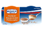 Karamelno-ingverjev cheesecake desert s čokoladno omako in posipom, vsebuje alkohol.