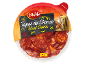 Pakiranje narezanega choriza z napisom 'Tapas de Chorizo Sliced Chorizo' in ulico v ozadju.