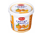 Kremni jogurt z breskvijo in pasijonko v beli posodi.