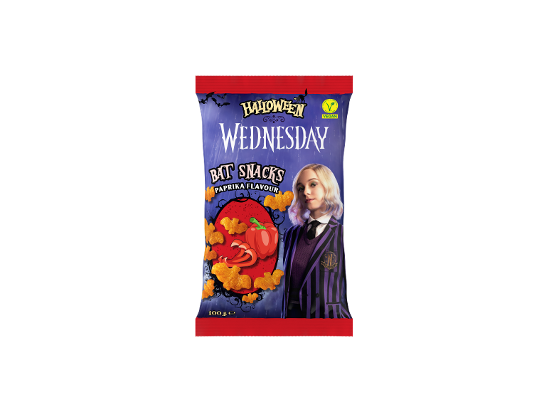 Paket čipsa na temo noči čarovnic, z blondinko in napisom 'Bat Snacks Paprika Flavour'.