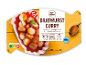 Bratwurst curry s curry omako in dodatnim curry prahom, pripravljen za mikrovalovno pečico.