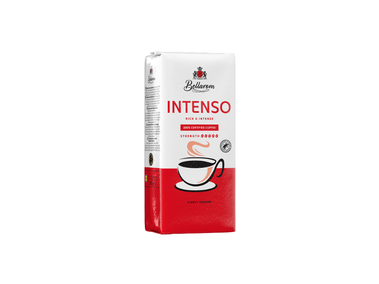 Paket intenzivne, 100% certificirane mlete kave, ilustriran s skodelico kave.