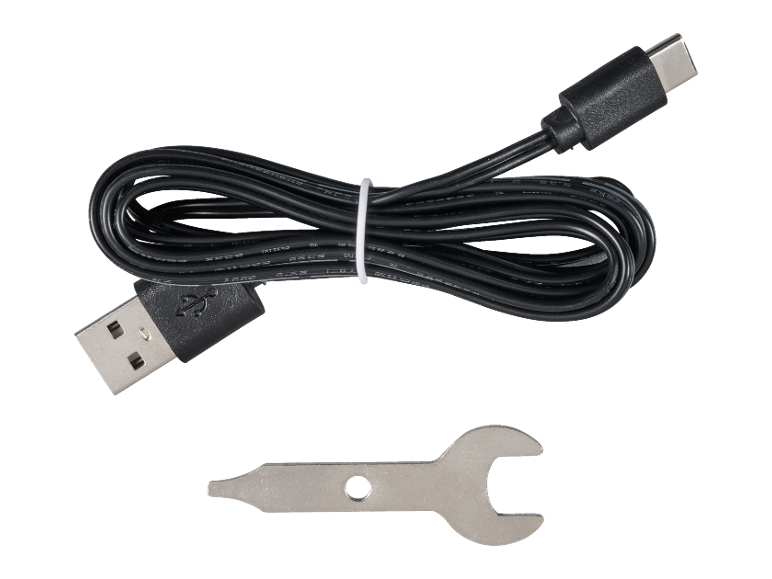 Črn kabel USB-A na USB-C in majhen kovinski ključ.