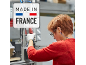 Tovarniška delavka z napisom 'MADE IN FRANCE'.