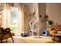 Mačje drevo, transportni boks in postelja v udobni dnevni sobi.