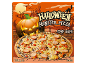 Škatla Halloween pice s klobaso in paradižnikom, z bučo in gradom v ozadju.