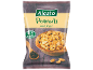 Suho praženi arašidi s črnim poprom, v skledi in na leseni površini.