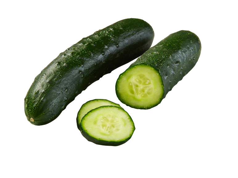 Sveže kumare, cele in narezane, z vodnimi kapljicami na črnem ozadju.