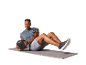 Moški telovadi z utežno ploščo na fitnes podlogi.