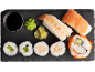 Izbor sušija iz škatle ASC/MSC Sushi Box znamke Select & Go na črnem pladnju.