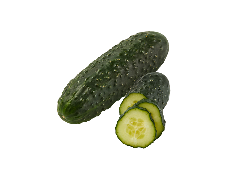 Sveža kumara in narezane kumare na črnem ozadju