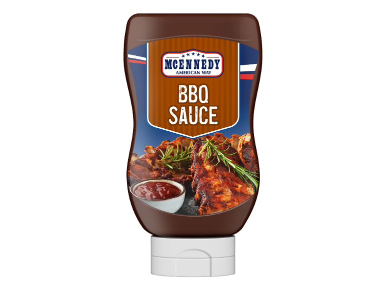 Steklenica BBQ omake z rebrci in skledo omake.