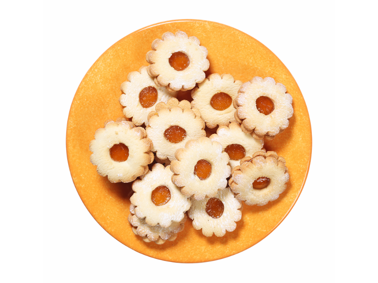 Masleni piškoti z marelično marmelado na oranžnem krožniku.
