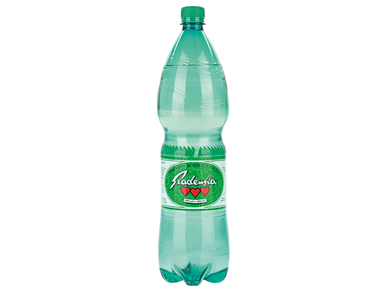 Zelena steklenica mineralne vode z rdečimi srčki na etiketi, 1,5L.