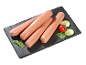 Frankfurtske klobase s paradižnikom, kumarami in baziliko na skrilavcu.