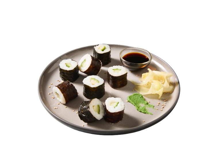 Kumarice maki s sojino omako, vasabijem in ingverjem na krožniku.