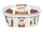 Tiramisu sladoled s kavo-kakavovo omako in koščki amaretti piškotov.