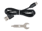 Črn kabel USB-A na USB-C in majhen kovinski ključ.