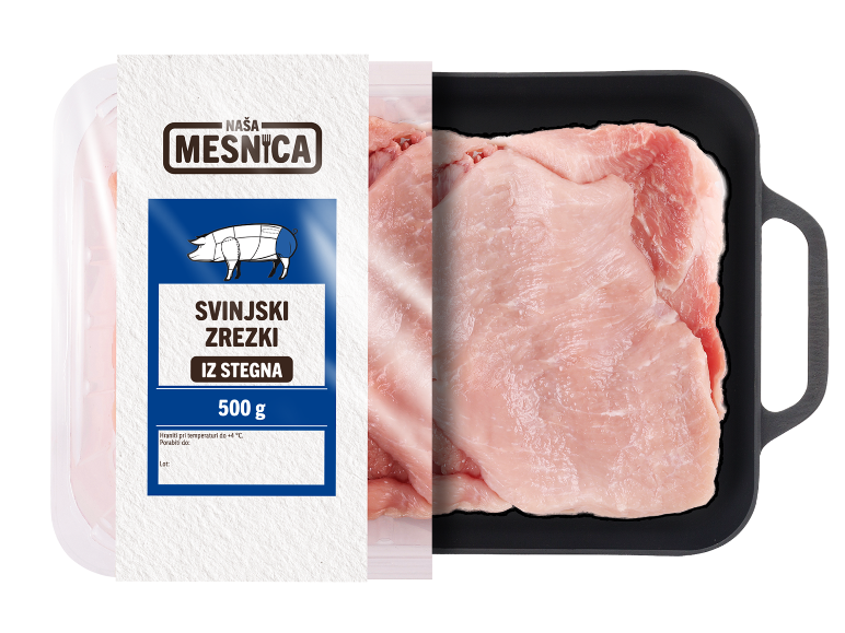 Pakirano sveže svinjsko meso z etiketo, ki označuje 500g svinjskih zrezkov iz stegna.