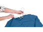 Roke obešajo modro jopico na bel obešalnik