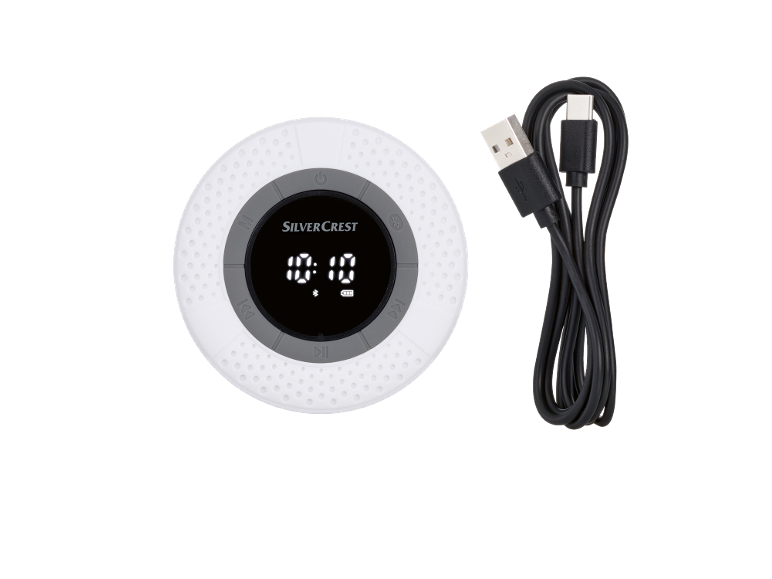 Beli vodoodporni Bluetooth zvočnik z digitalnim zaslonom in črnim polnilnim kablom USB.