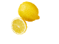 Cel limonin in polovica limone z vodnimi kapljicami na črnem ozadju.