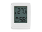 Beli digitalni termometer in higrometer z LCD zaslonom, prikazuje 27.9°C in 56% vlažnosti.