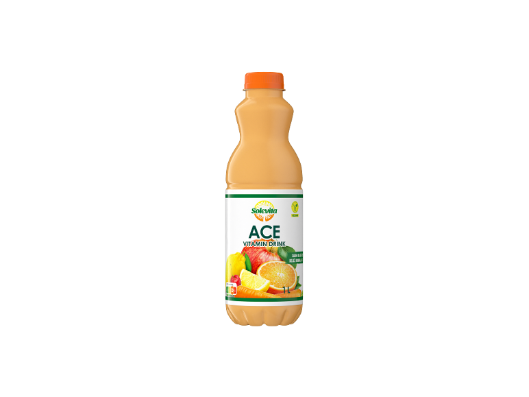 Oranžna vitaminska pijača v steklenici z etiketo, ki prikazuje različno sadje in zelenjavo.