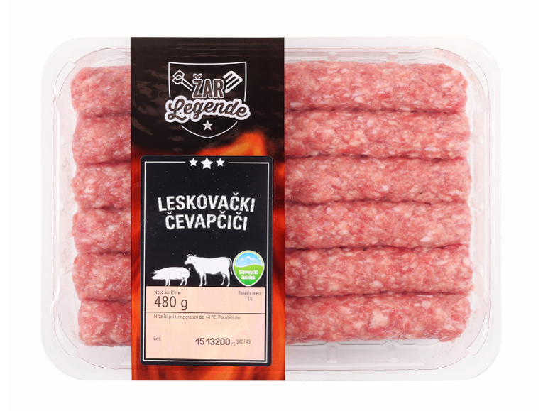 Paket surovih Leskovačkih čevapčičev, 480g, z etiketo, na kateri sta prašič in krava.