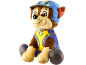 Plišasta igrača rjavega in rjavega psa v modri in rumeni uniformi z značko