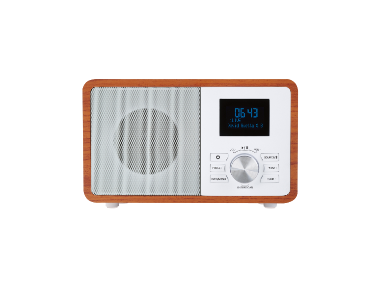 Lesen radio z digitalnim zaslonom, ki prikazuje čas in ime izvajalca.