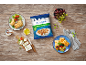 Sezamovi zavitki s sirom in origanom, postreženi s solato, feta sirom in grozdjem.