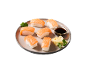 Lososov nigiri s sojino omako, ingverjem in koriandrom na krožniku.