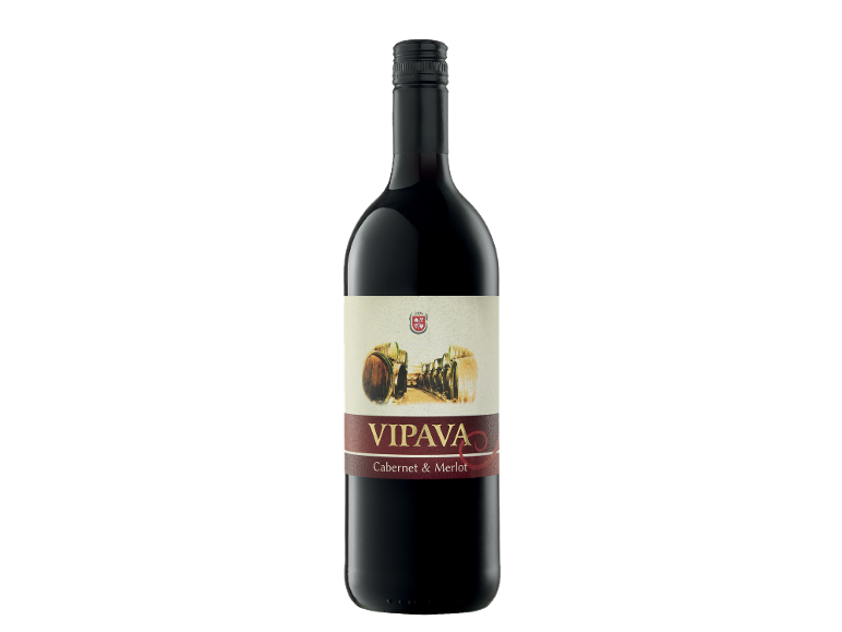 Steklenica rdečega vina z etiketo, ki prikazuje vinske sode in napis Cabernet & Merlot