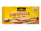 Škatla mehiških piščančjih quesadill s čedar sirom, kislo smetano in papriko.