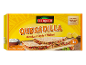 Škatla mehiških piščančjih quesadill s čedar sirom, kislo smetano in papriko.