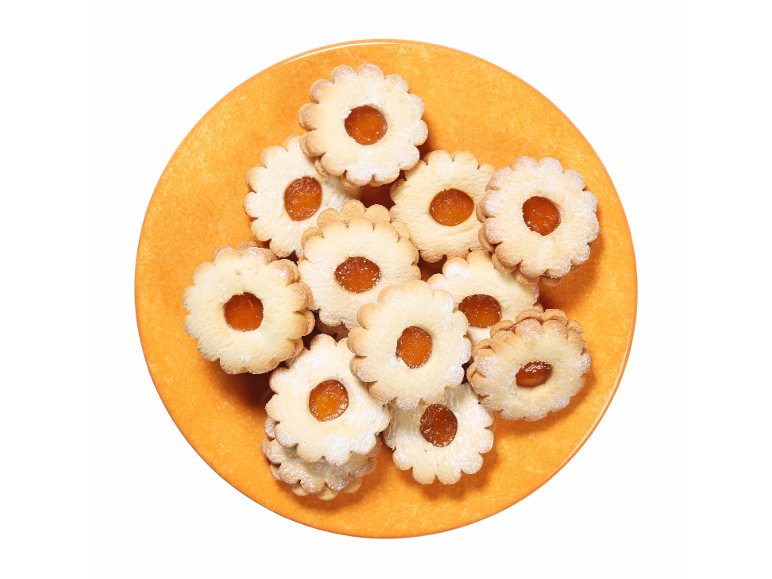 Masleni piškoti z marelično marmelado na oranžnem krožniku.