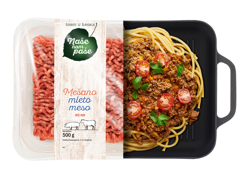 Pakirano mleto meso in špageti bolognese v ponvi, z besedilom v slovenščini.